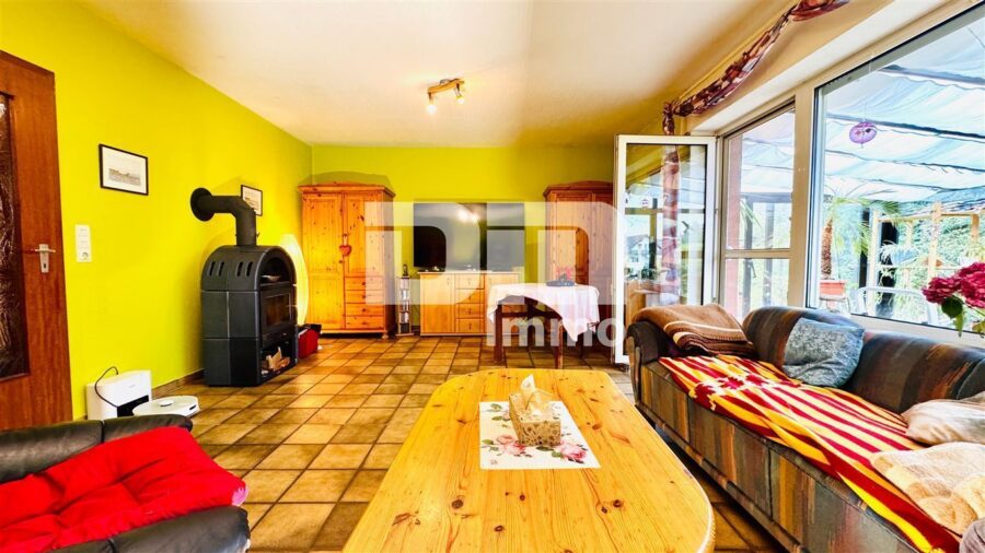 Modernisiertes Einfamilienhaus mit Einliegerwohnung, Wintergarten, Sauna und 2 Garagen - EG Wohn / Esszimmer / Zugang Wintergarten / Kamin